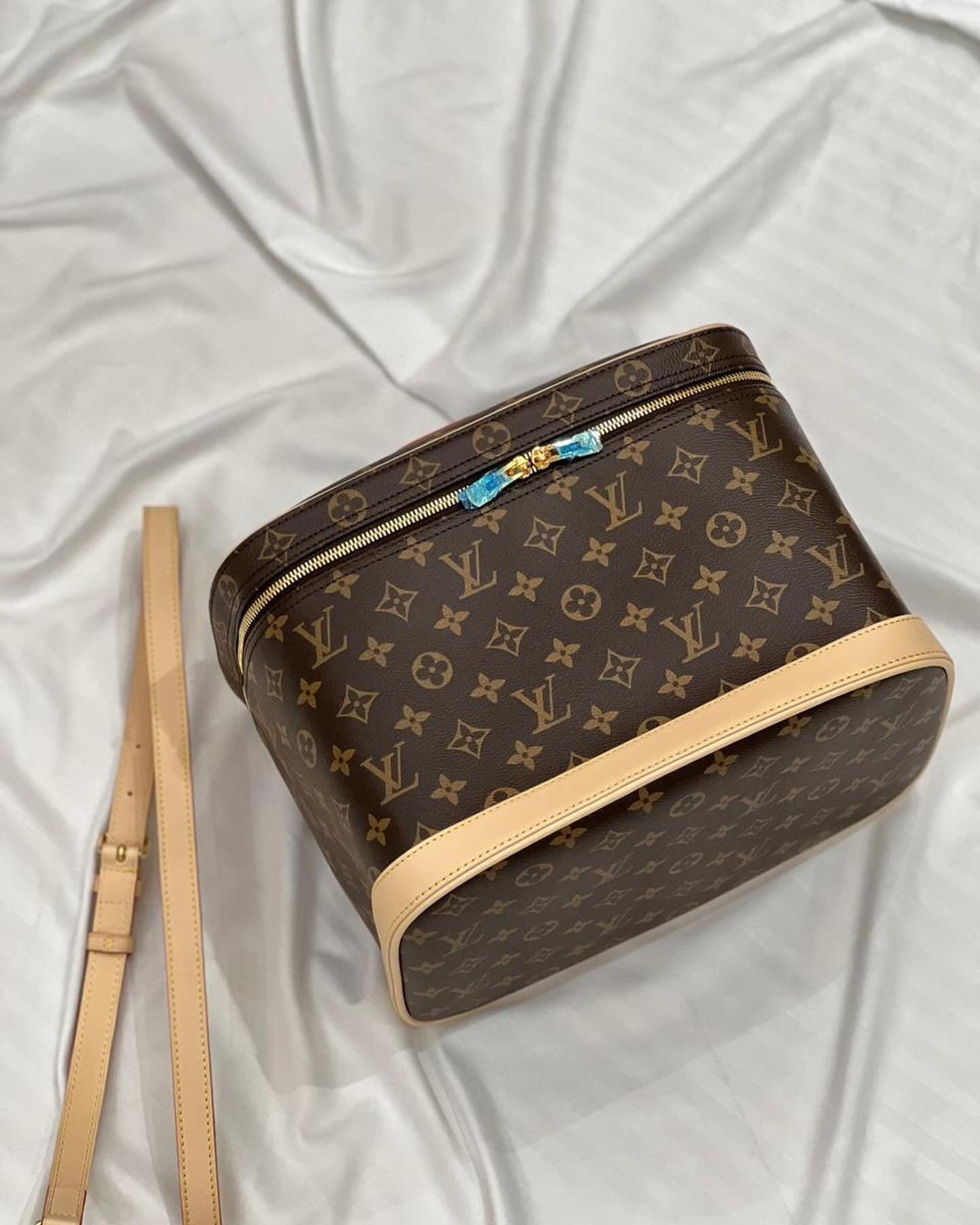 Louis Vuitton Monogram GÜZEL Kozmetik Seyahat Çantası - Glimmer of Luxury