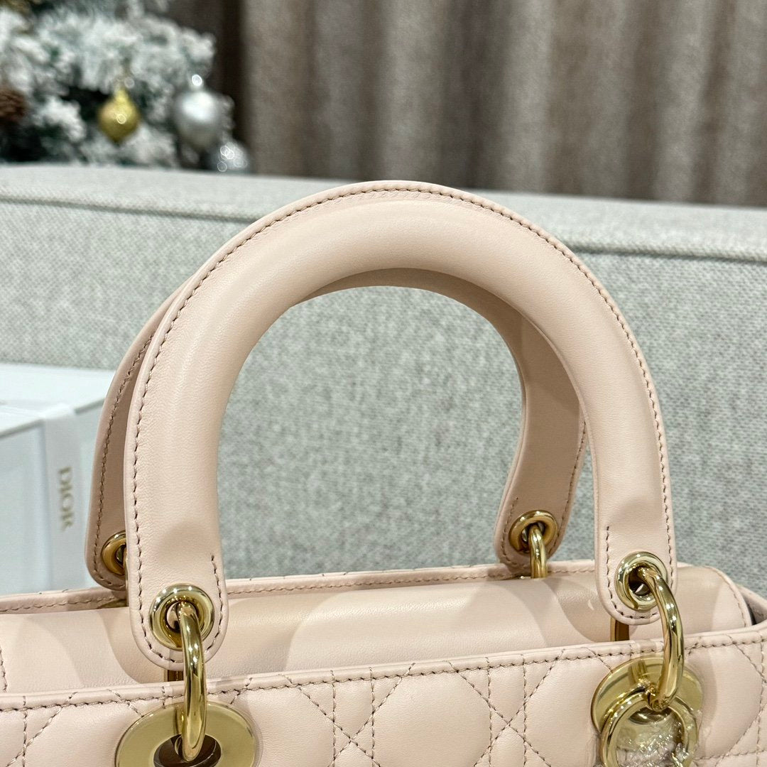 Lady Dior 24 Ruj Pudrası