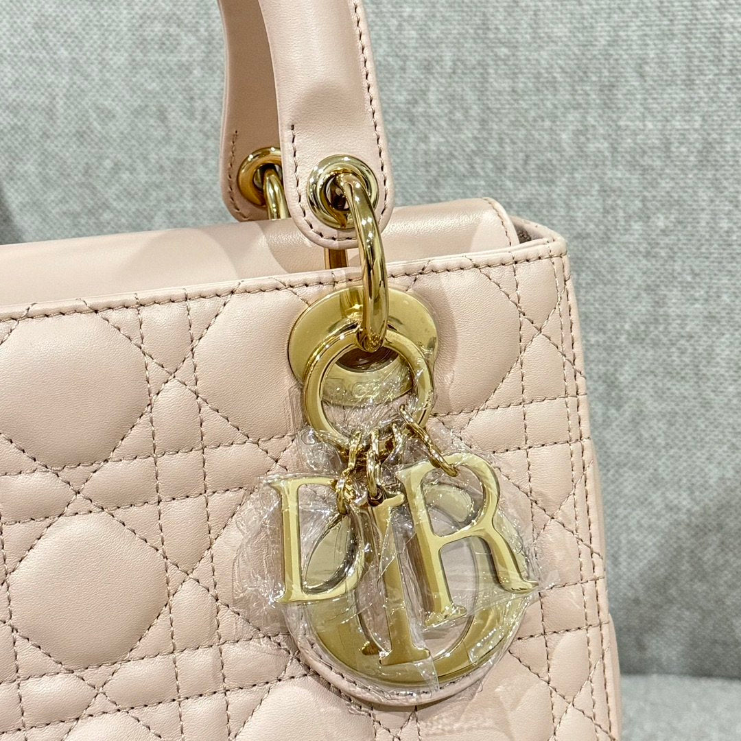 Lady Dior 24 Ruj Pudrası