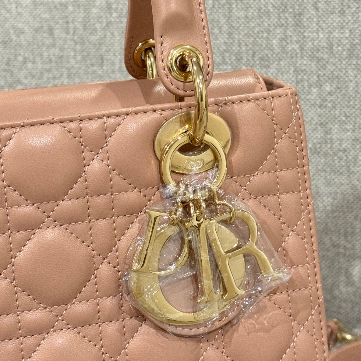 Dior Lady Orta 24 Koyun Derisi Sütlü Çay