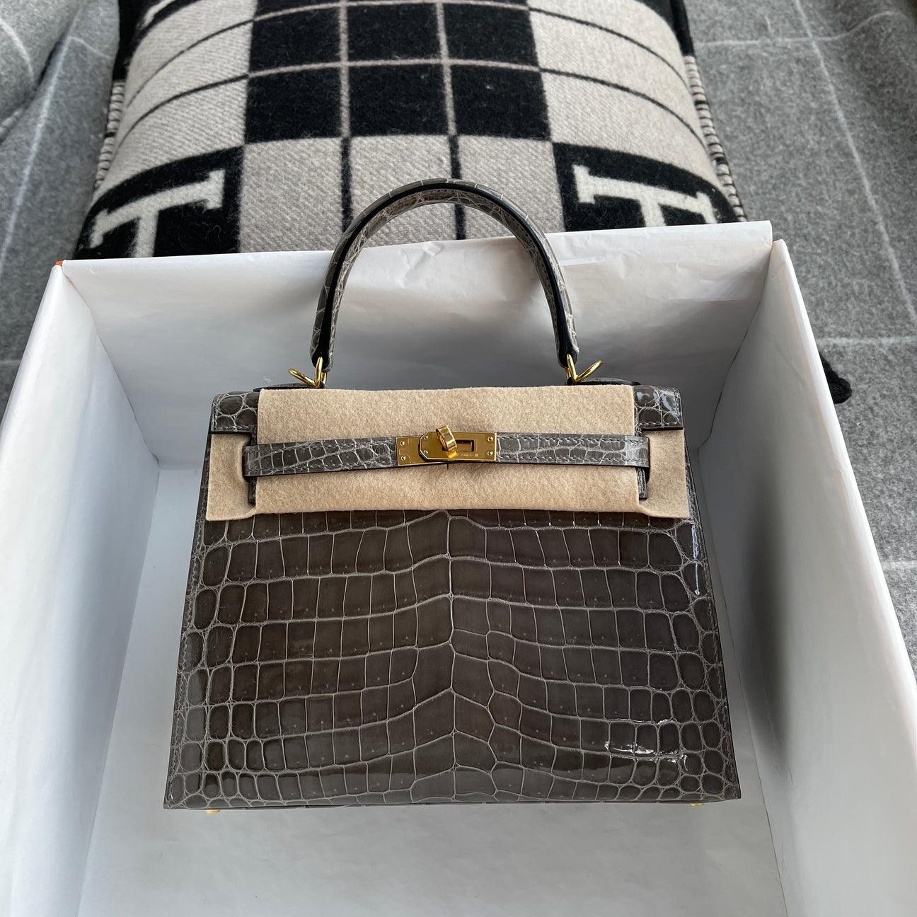 Hermès Kelly 25 Parlak (LISSE) Niloticus Timsah Derisi Gris Tourterelle Altın Donanımlı (GHW) - Glimmer of Luxury