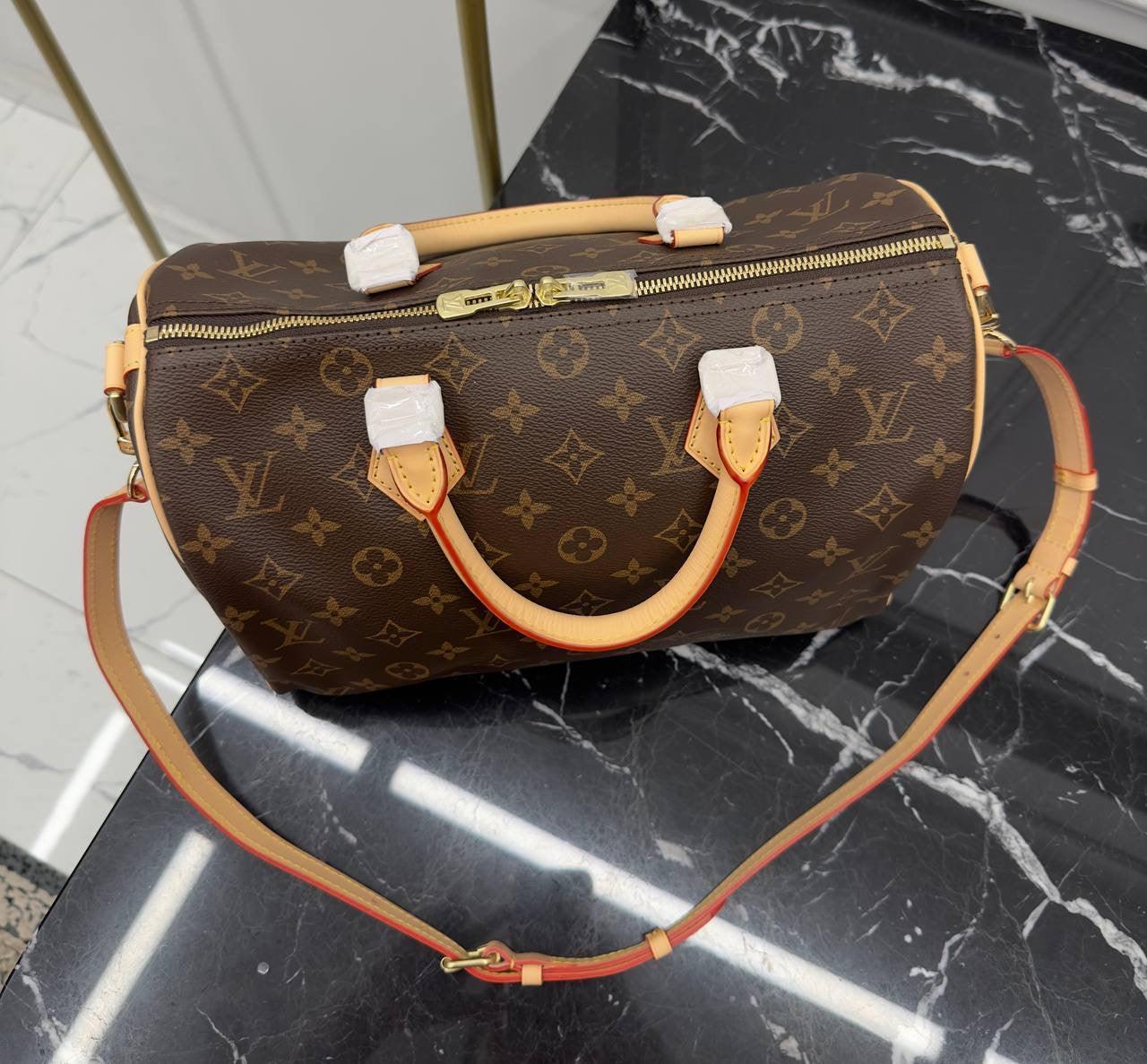 Louis Vuitton
Speedy Bandouliere 30