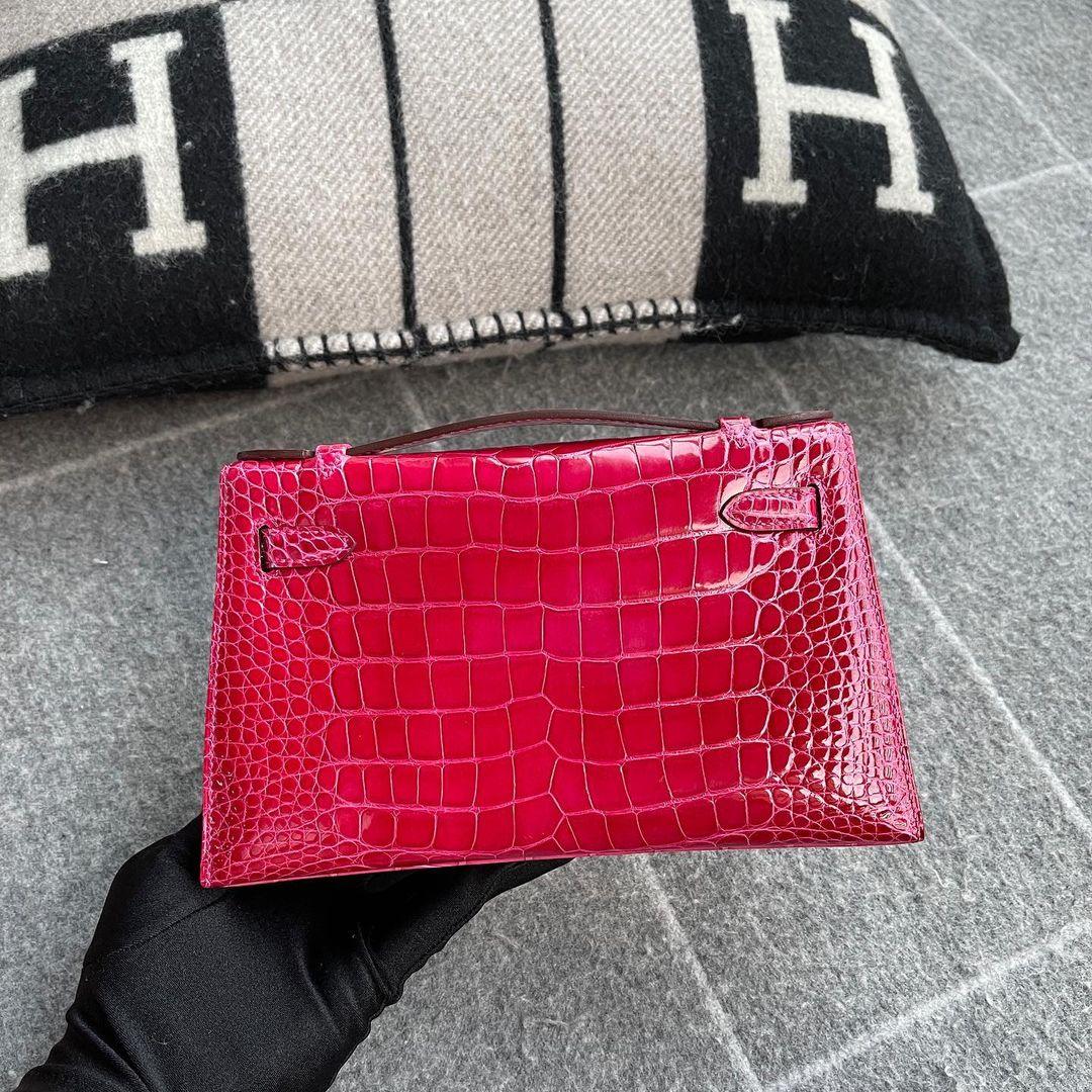 Hermès Kelly Pochette Parlak Timsah Derisi Paladyum Donanımlı Rose Extreme (PHW) - Glimmer of Luxury