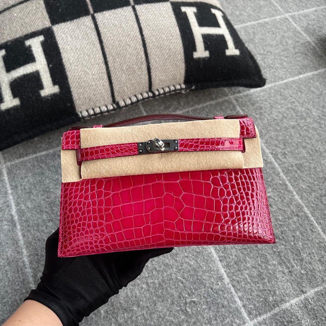 Hermès Kelly Pochette Parlak Timsah Derisi Paladyum Donanımlı Rose Extreme (PHW) - Glimmer of Luxury