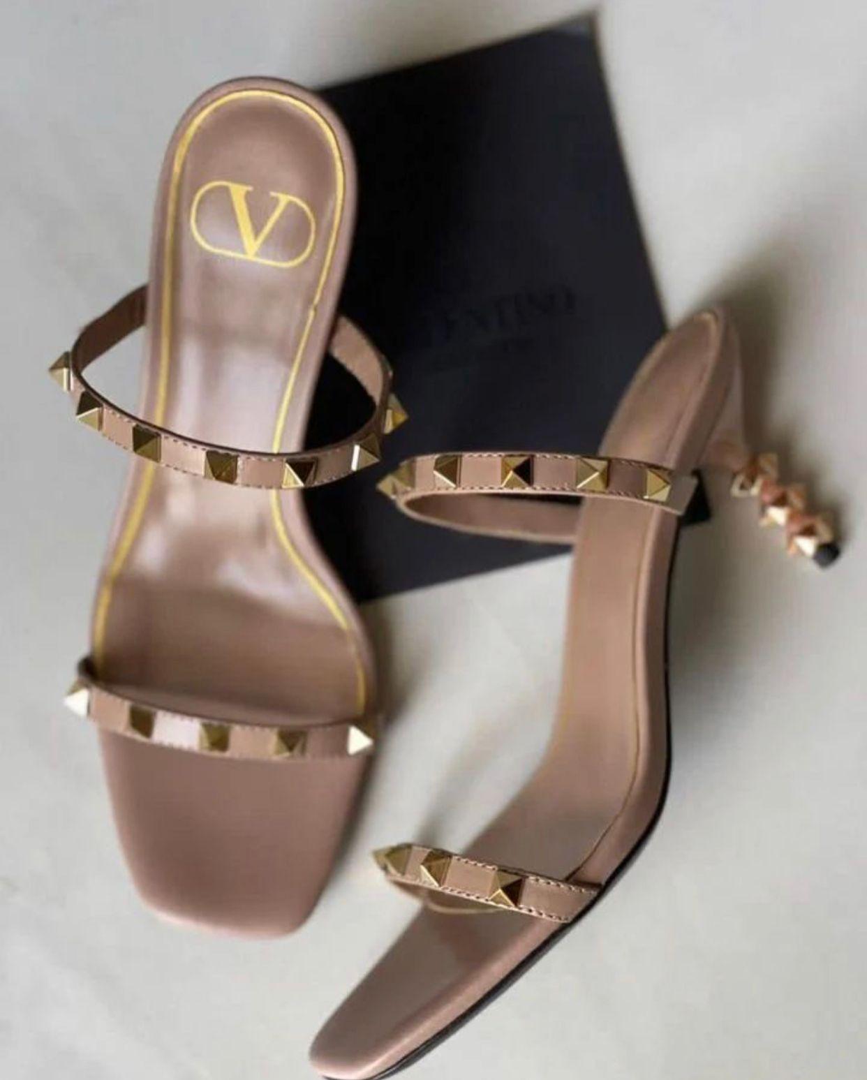 Valentino Rockstud Burnu Açık İnce Topuklu Ayakkabı - Glimmer of Luxury