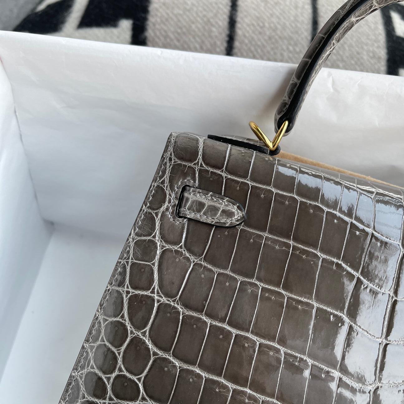 Hermès Kelly 25 Parlak (LISSE) Niloticus Timsah Derisi Gris Tourterelle Altın Donanımlı (GHW) - Glimmer of Luxury