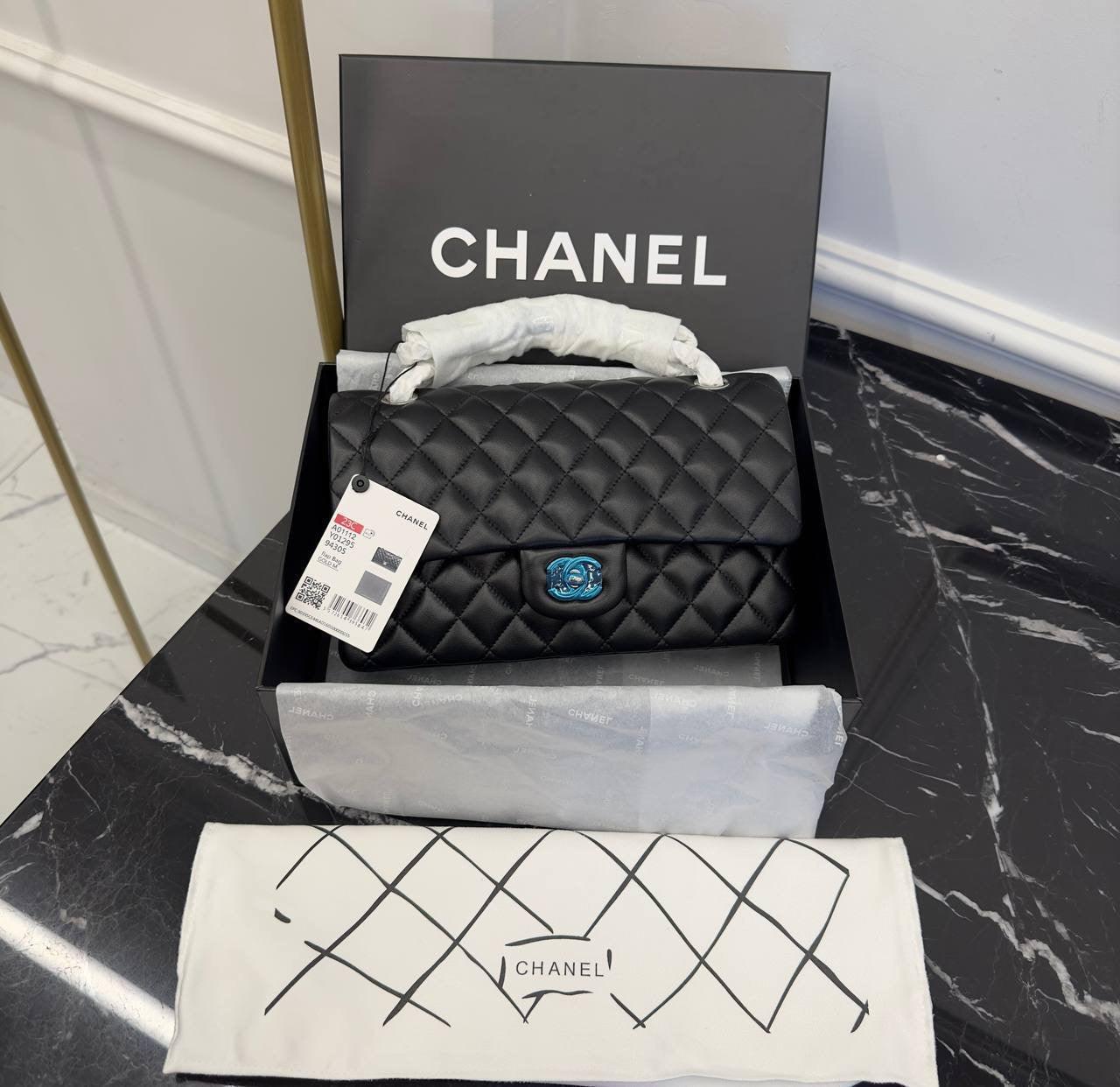 CHANEL Yumuşak Kapitone Kuzu Derisi Maxi Tek Kapaklı Çanta - Glimmer of Luxury