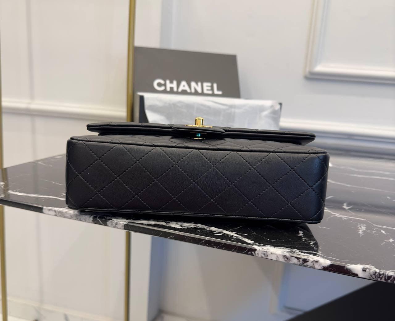 CHANEL Yumuşak Kapitone Kuzu Derisi Maxi Tek Kapaklı Çanta - Glimmer of Luxury