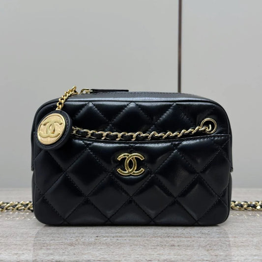 Chanel Parlak Kuzu Derisi Mini Kamera Kılıfı