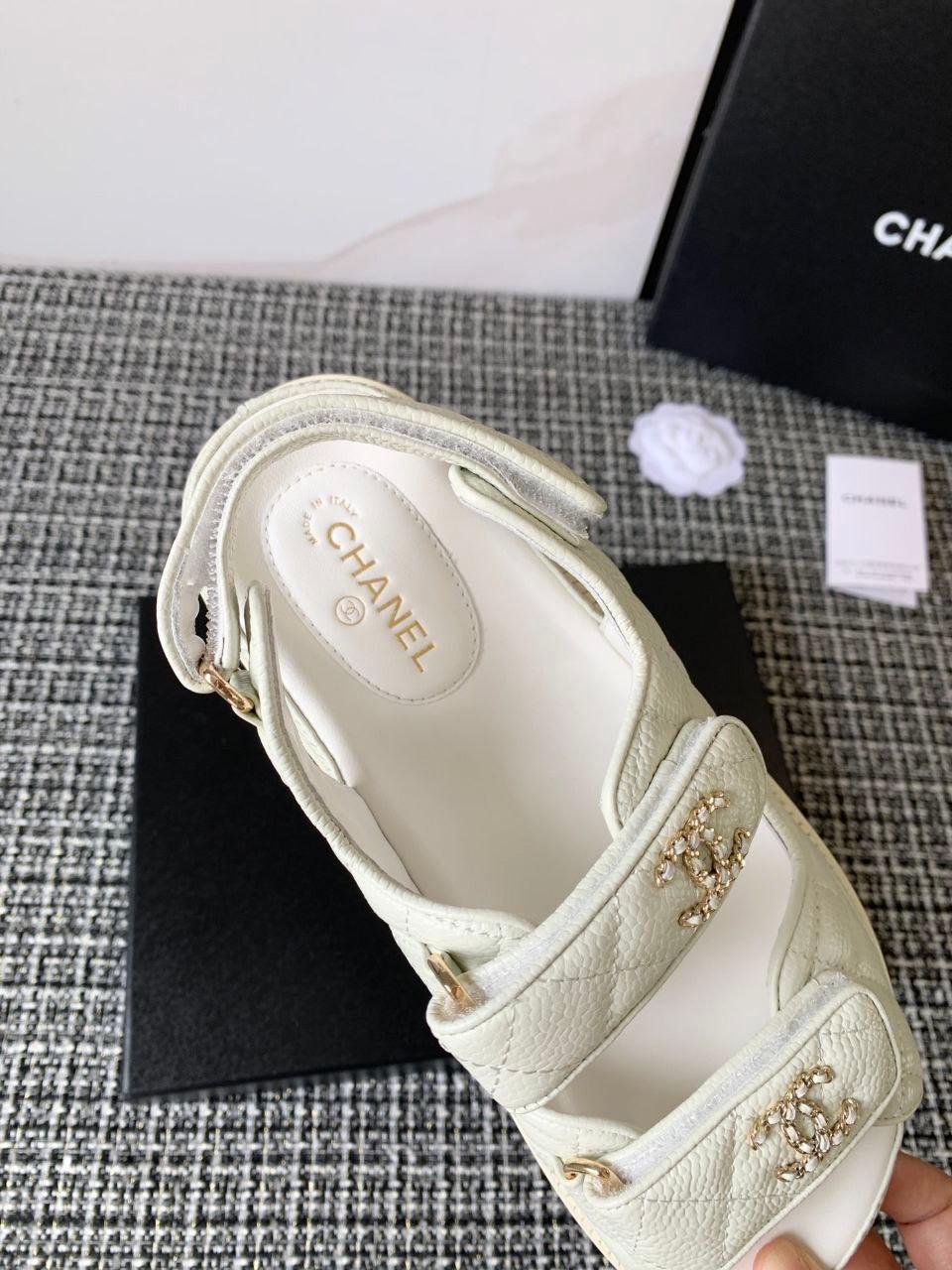 Chanel 21C Havyar Deri Baba Beyaz Sandalet - Glimmer of Luxury