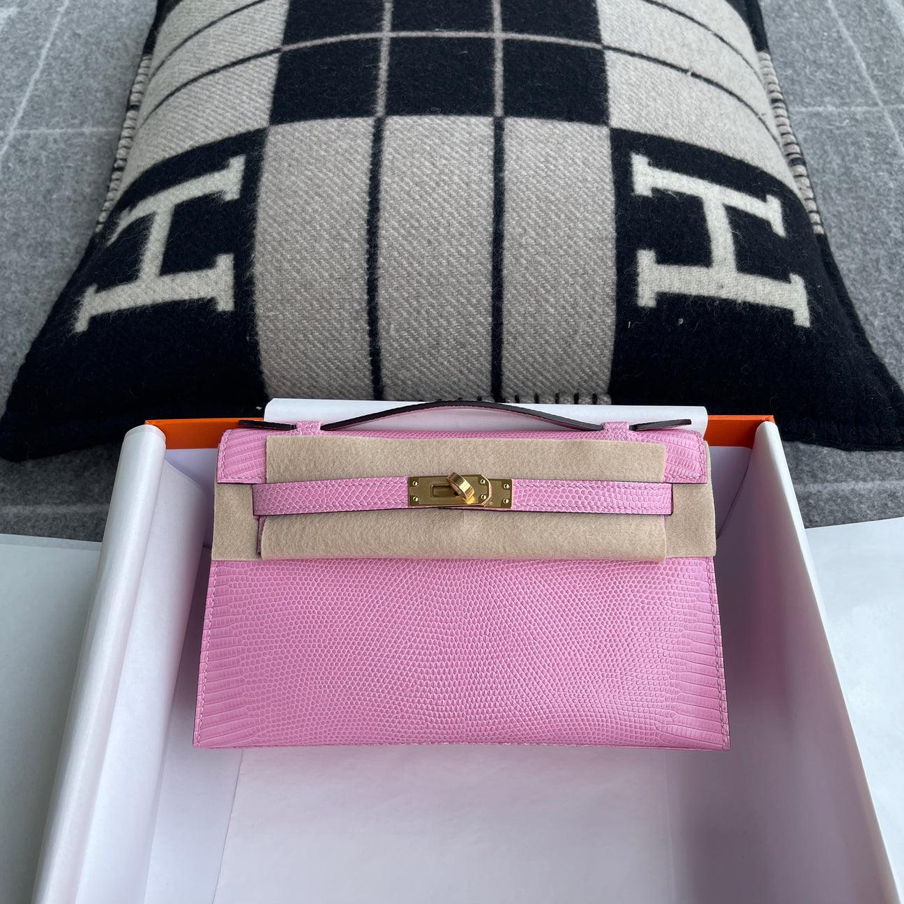 Hermès Kelly Pochette Lizard Altın Donanımlı Deri Bubblegum (GHW) - Glimmer of Luxury