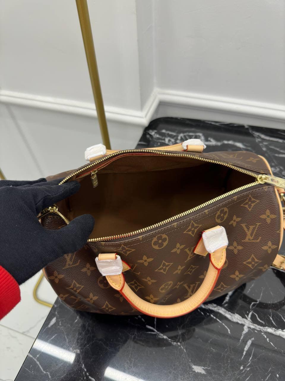 Louis Vuitton
Speedy Bandouliere 30