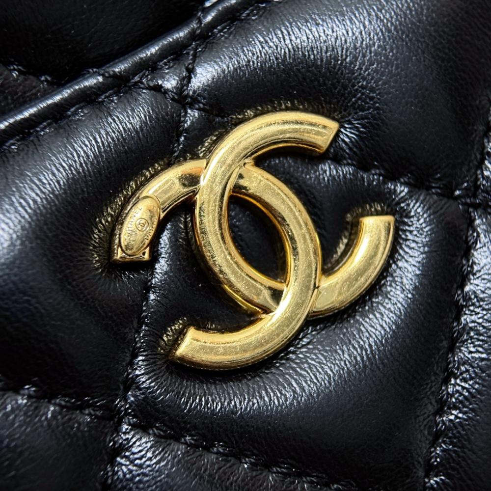 Chanel Parlak Kuzu Derisi Mini Kamera Kılıfı