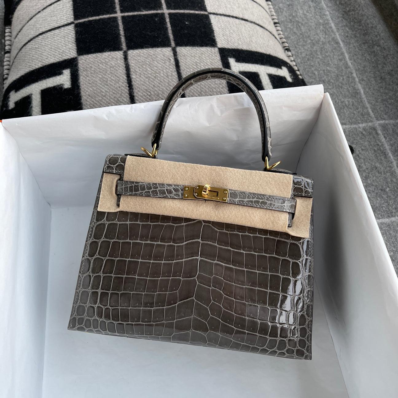 Hermès Kelly 25 Parlak (LISSE) Niloticus Timsah Derisi Gris Tourterelle Altın Donanımlı (GHW) - Glimmer of Luxury