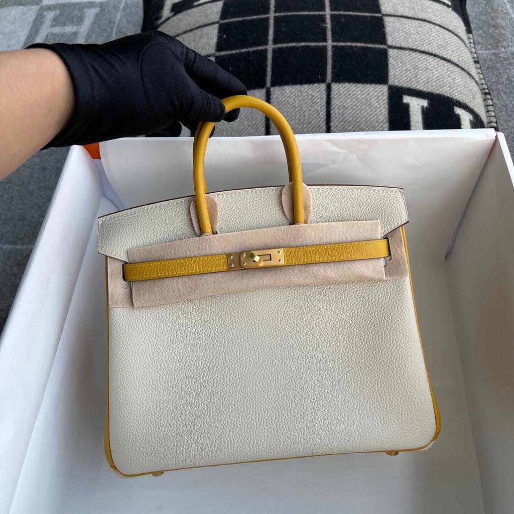 Hermès Birkin 25 Togo Deri At Nalı Kaşesi (HSS) İki Renkli Tebeşir ve Kehribar Sarı Fırçalanmış Altın Donanımlı (BGHW)