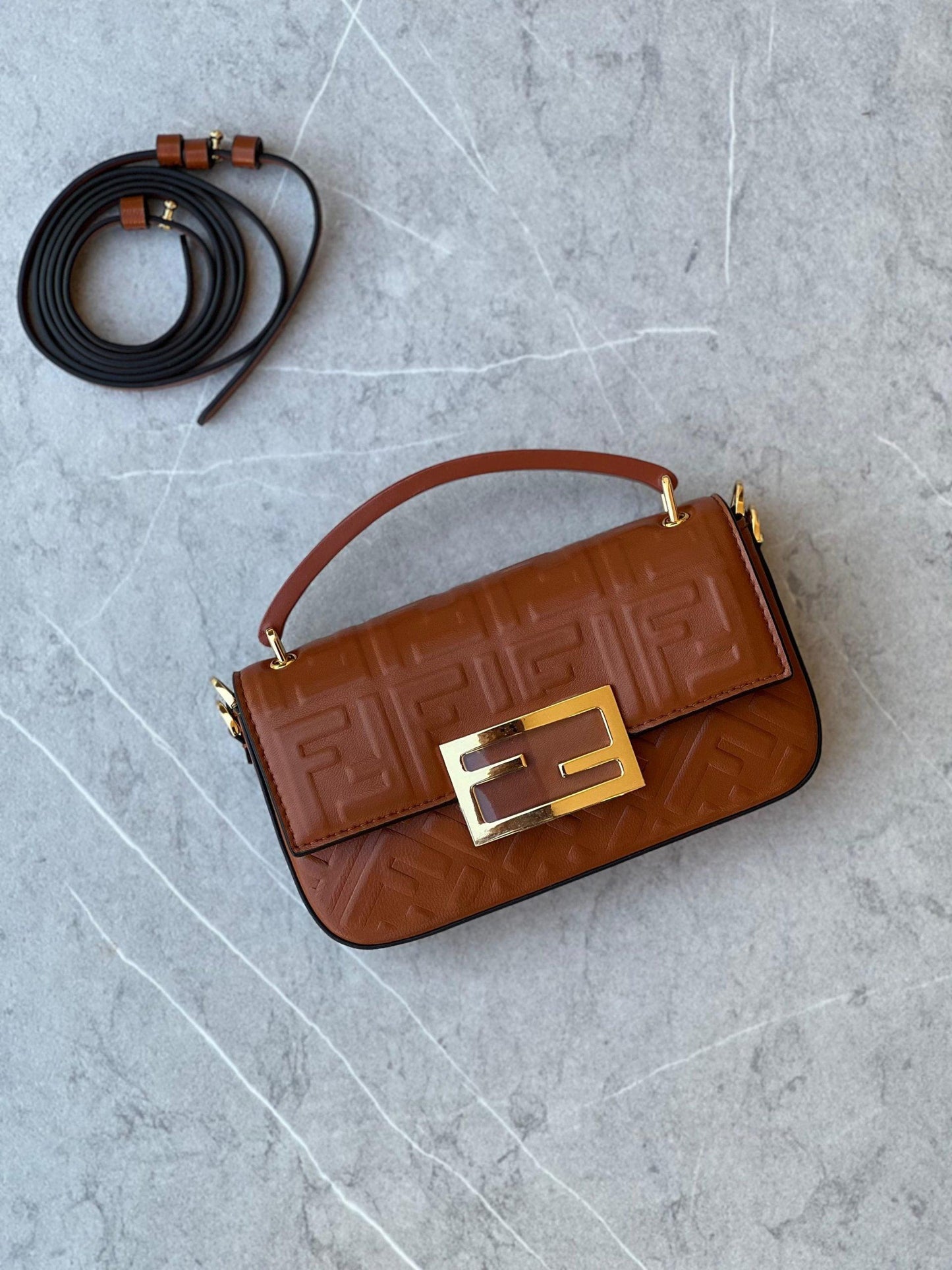 Fendi Baguette Mini Deri Omuz Çantası - Glimmer of Luxury