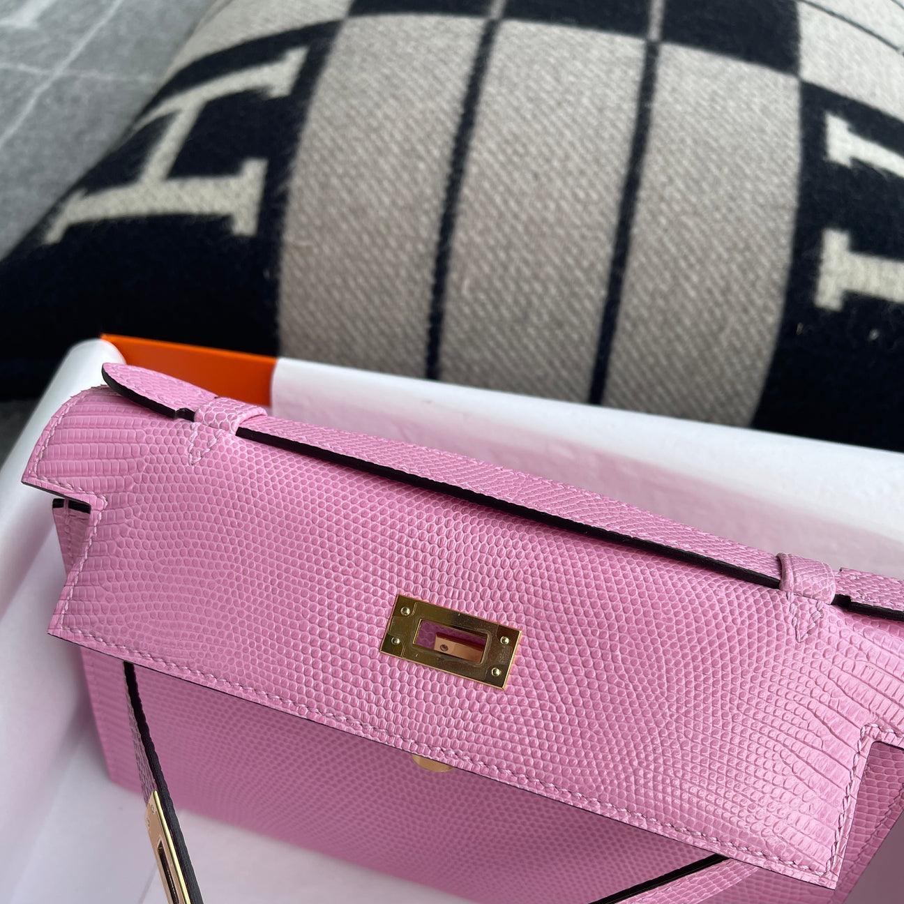 Hermès Kelly Pochette Lizard Altın Donanımlı Deri Bubblegum (GHW) - Glimmer of Luxury