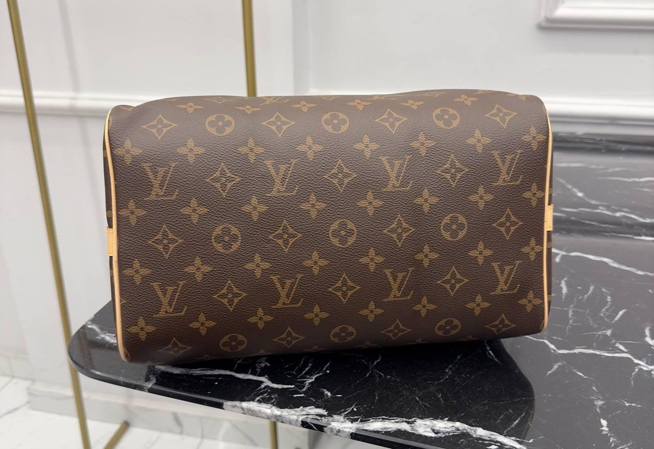 Louis Vuitton
Speedy Bandouliere 30