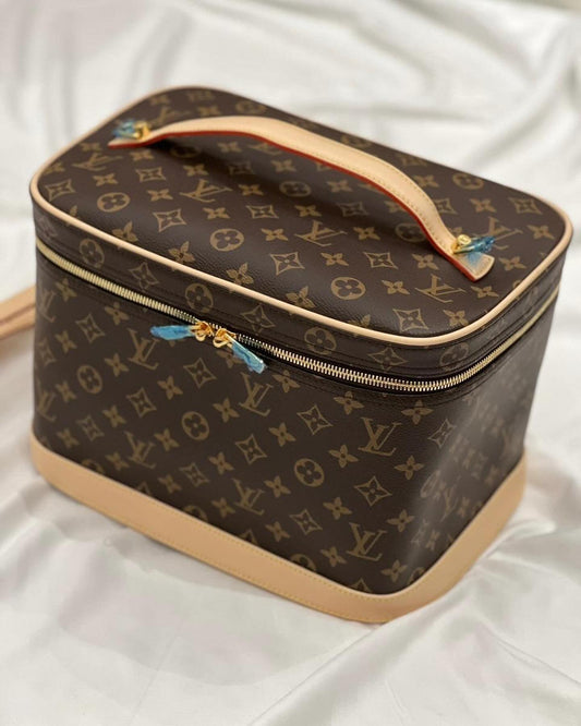 Louis Vuitton Monogram GÜZEL Kozmetik Seyahat Çantası - Glimmer of Luxury