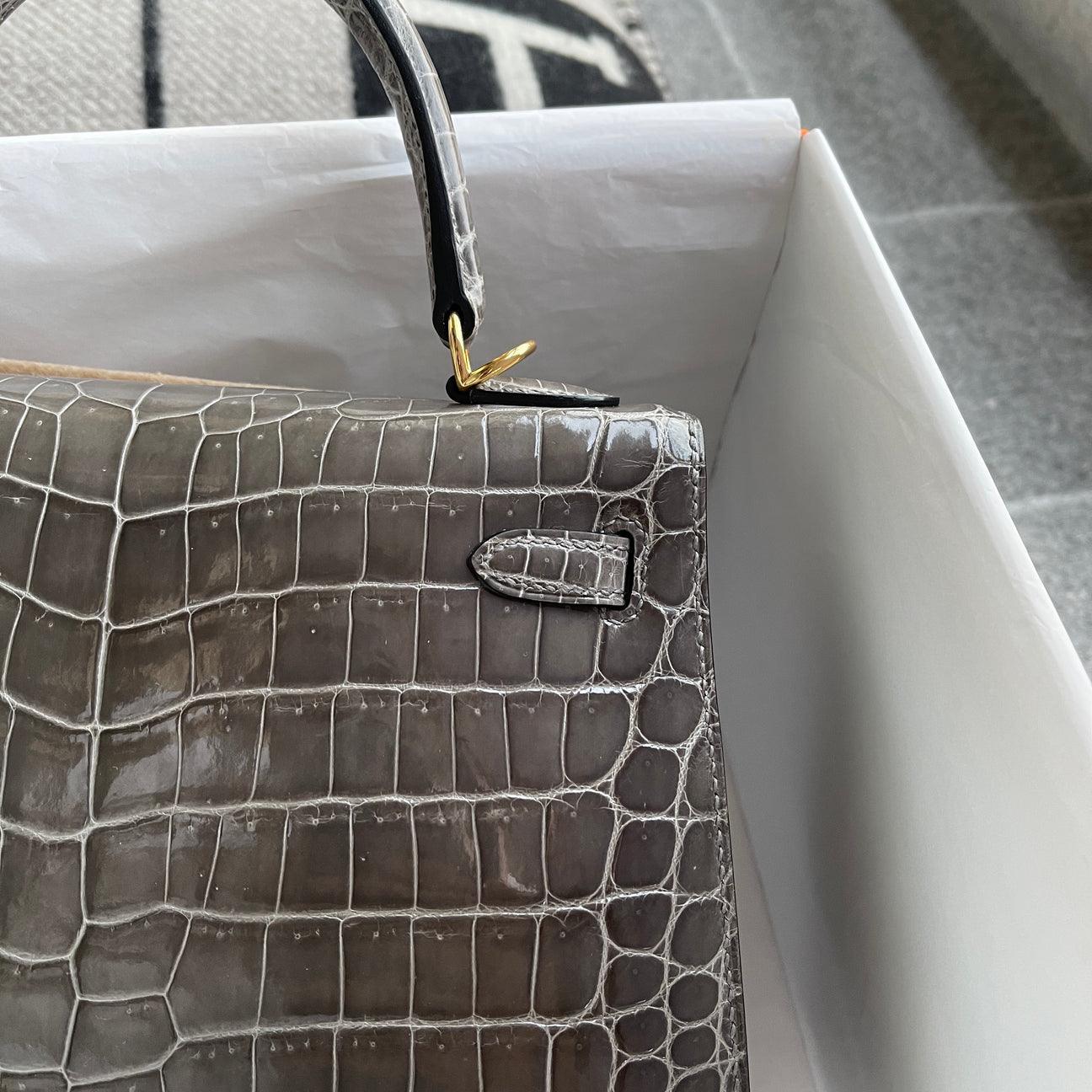 Hermès Kelly 25 Parlak (LISSE) Niloticus Timsah Derisi Gris Tourterelle Altın Donanımlı (GHW) - Glimmer of Luxury