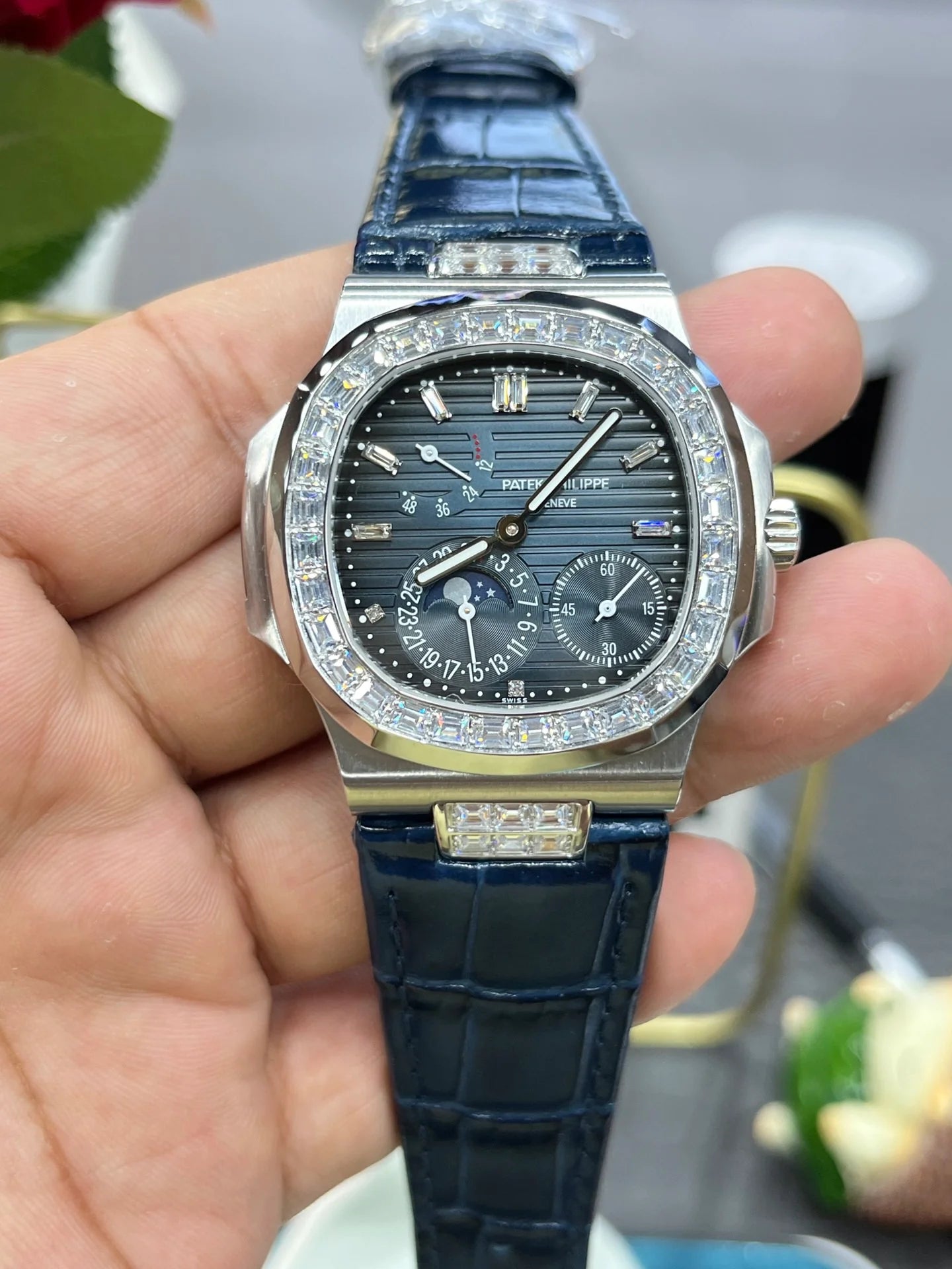 Patek Philippe Nautilus 5724G-001 Mavi Taşlı