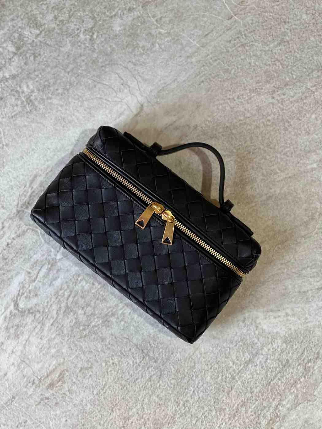 Bottega Veneta Vanity Case Intrecciato Deri Çanta - Glimmer of Luxury