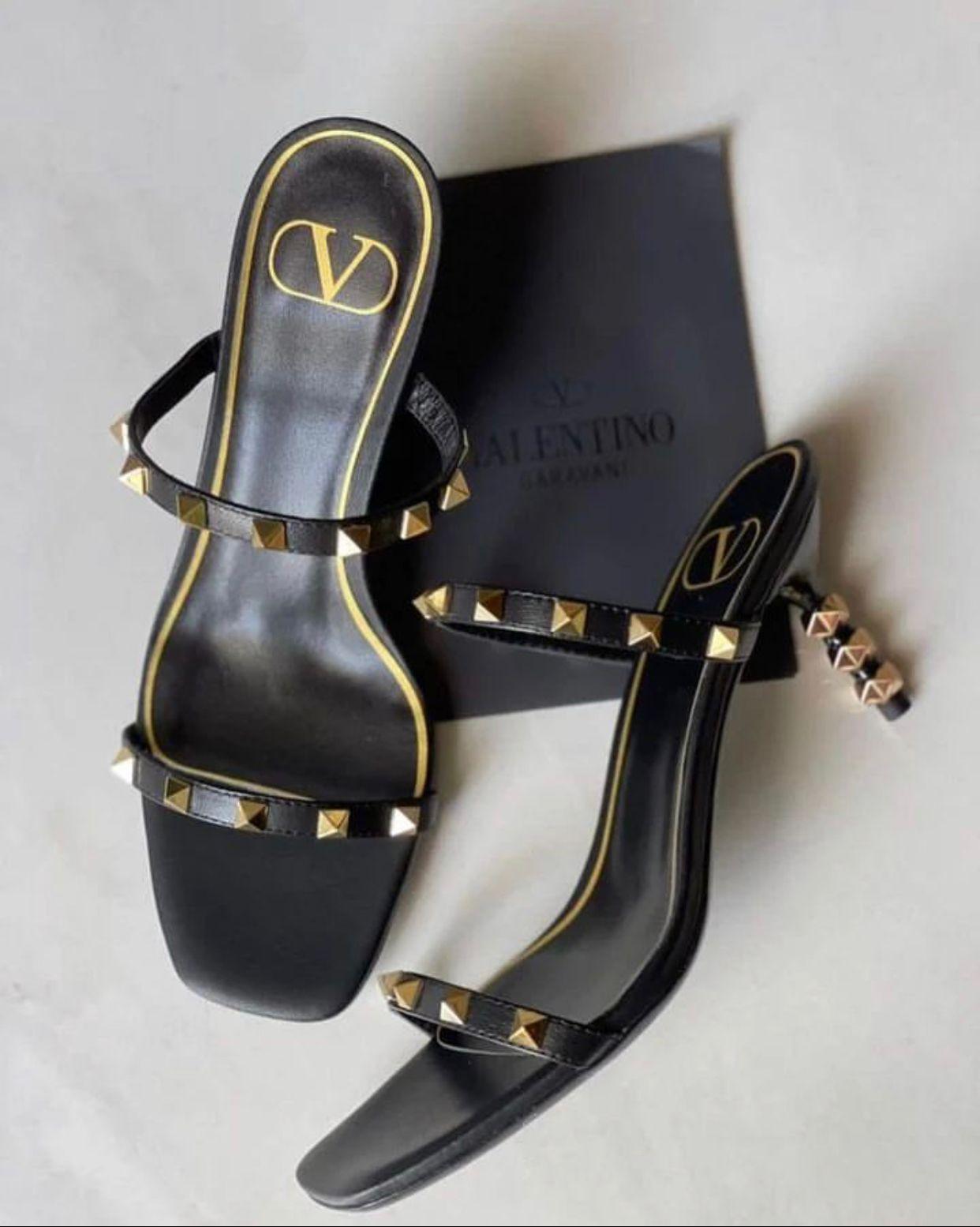 Valentino Rockstud Burnu Açık İnce Topuklu Ayakkabı - Glimmer of Luxury