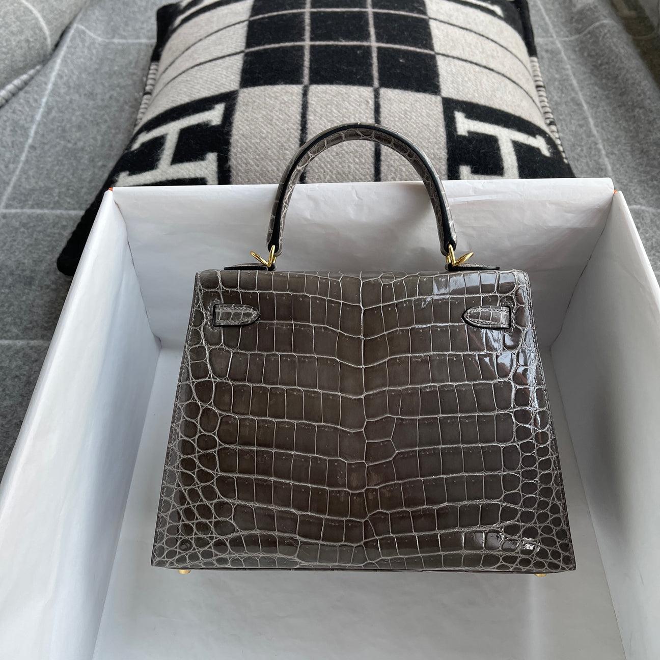 Hermès Kelly 25 Parlak (LISSE) Niloticus Timsah Derisi Gris Tourterelle Altın Donanımlı (GHW) - Glimmer of Luxury