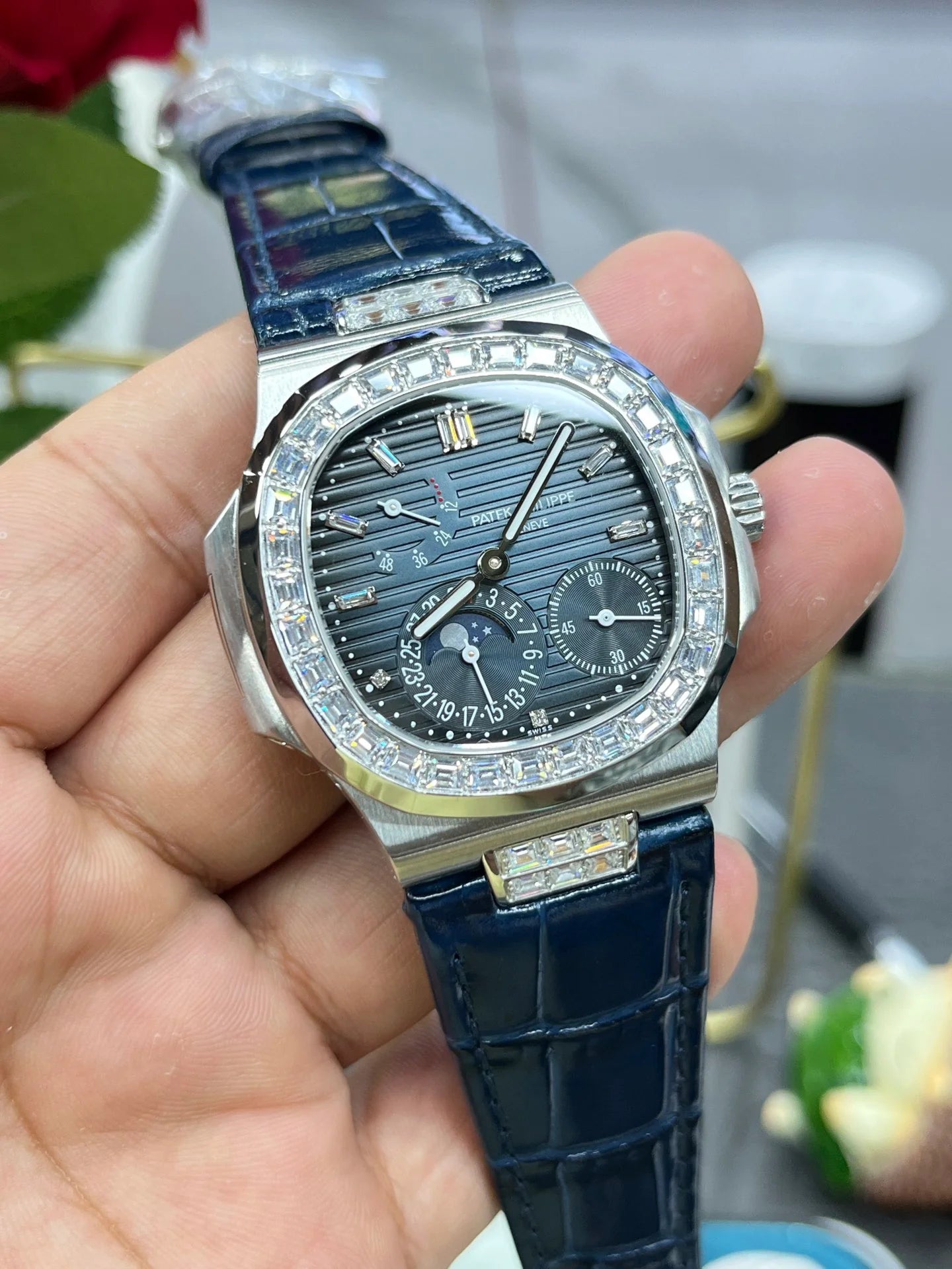 Patek Philippe Nautilus 5724G-001 Mavi Taşlı