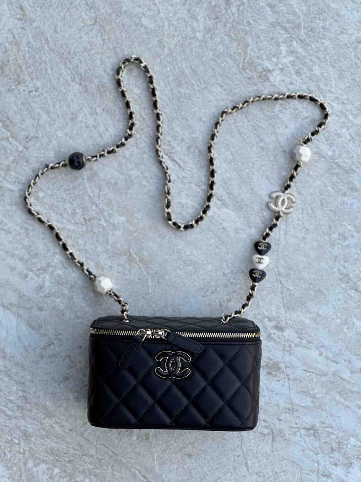 Chanel Matelasse Kuzu Derisi Zincir Omuz Makyaj Çantası - Glimmer of Luxury