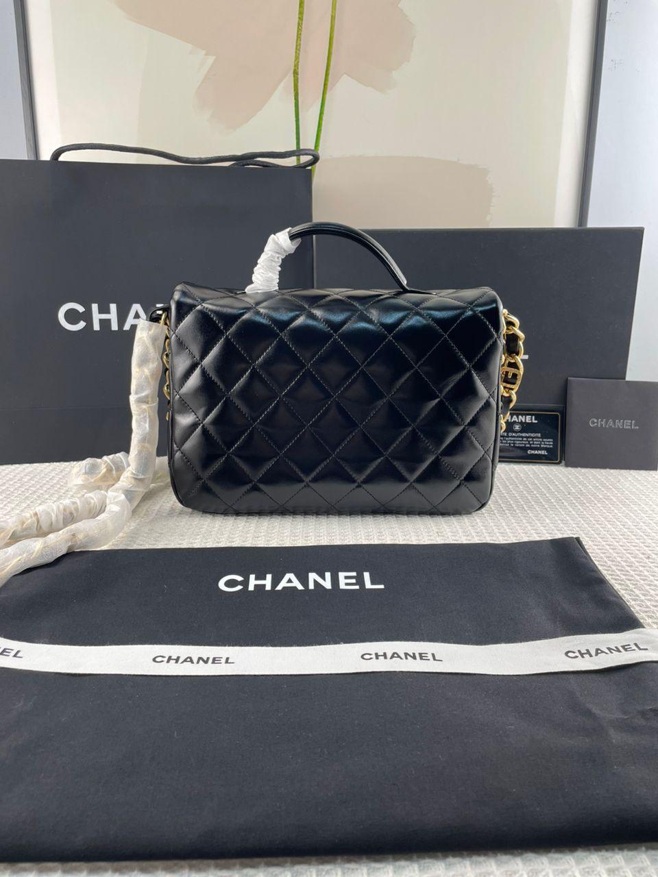 Chanel Kapaklı Üst Saplı Klasik CC Logo Elmas Kuzu Derisi Çanta