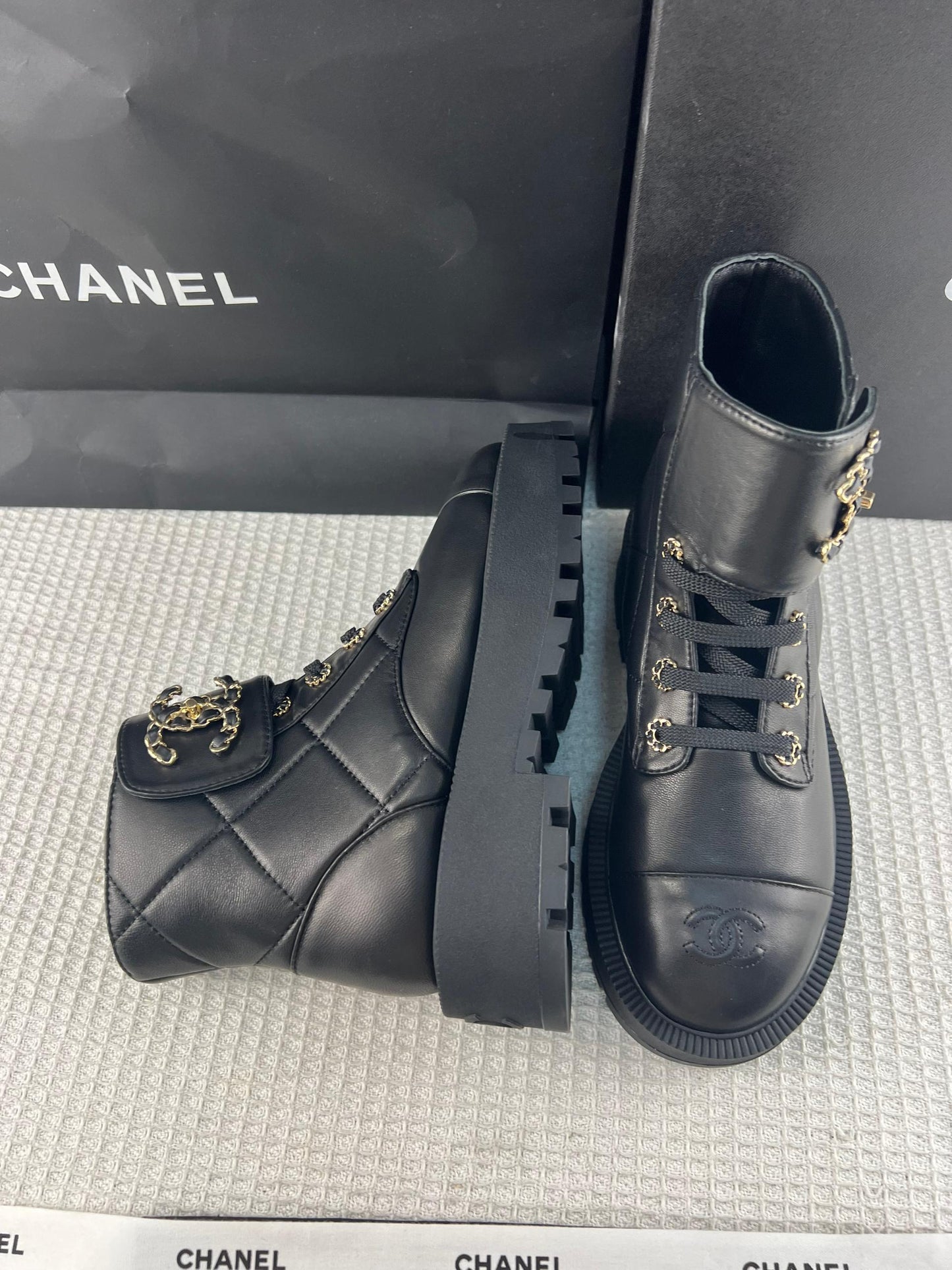 Chanel Parlak Keçi Derisi Dana Derisi Kapitone Savaş Botu