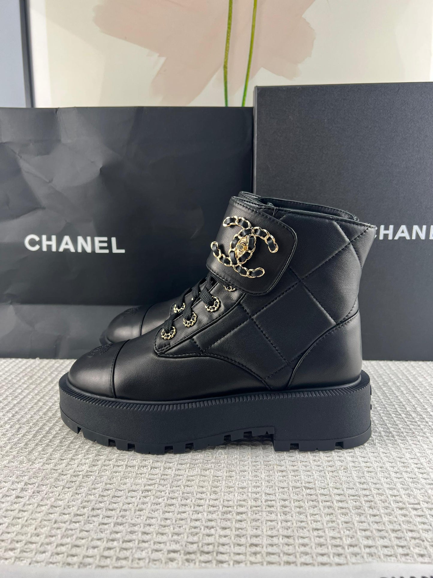 Chanel Parlak Keçi Derisi Dana Derisi Kapitone Savaş Botu