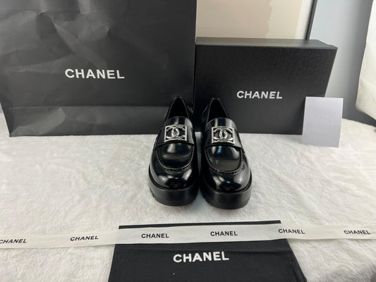 Chanel Parlak Dana Derisi CC Loafer Siyah