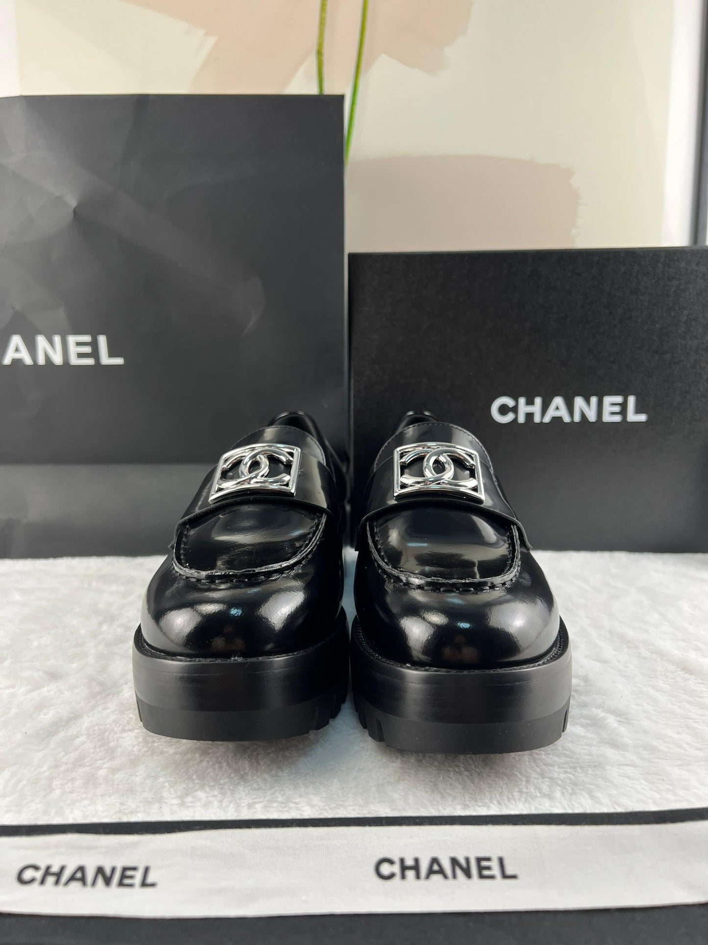 Chanel Parlak Dana Derisi CC Loafer Siyah