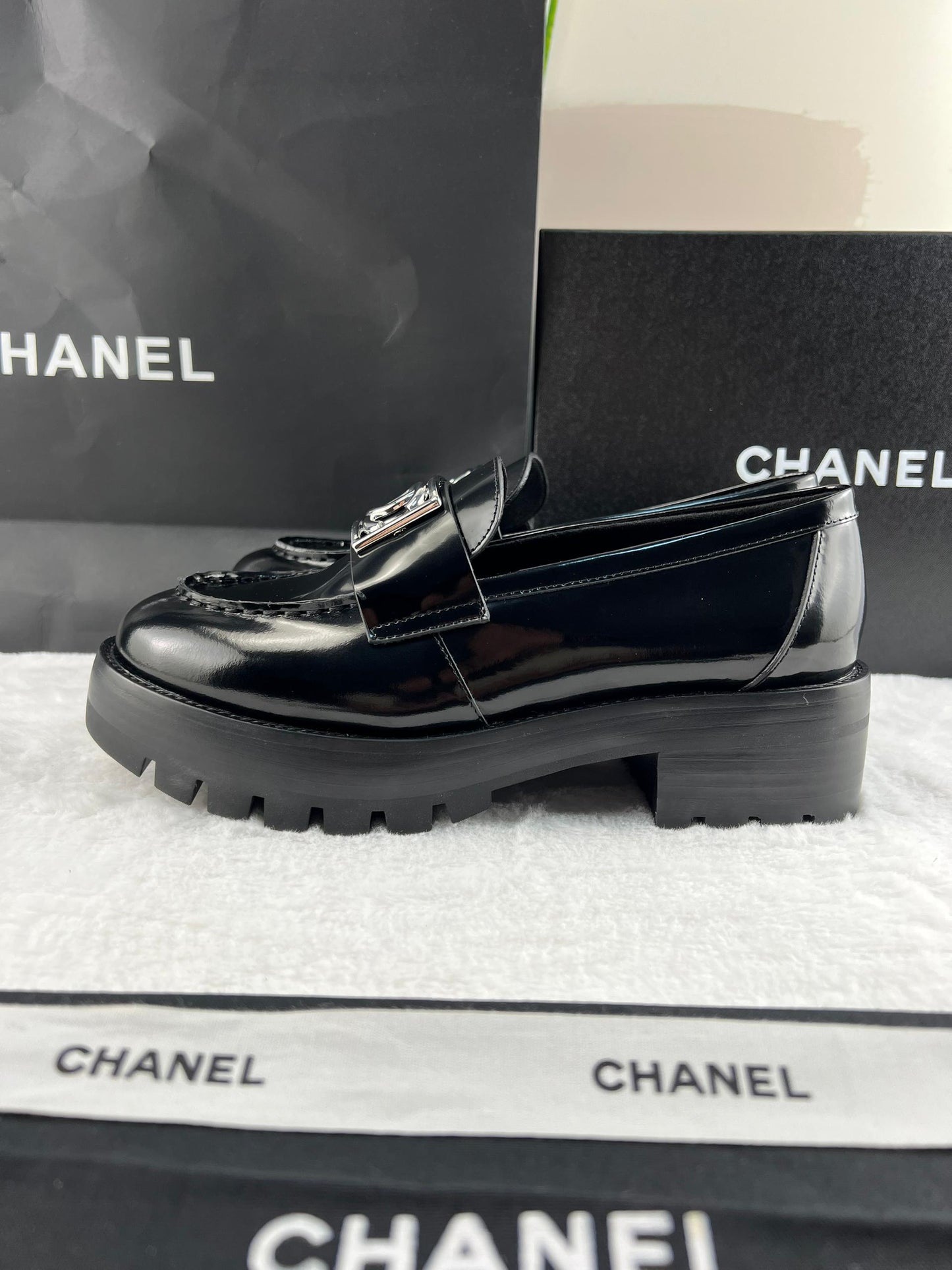 Chanel Parlak Dana Derisi CC Loafer Siyah