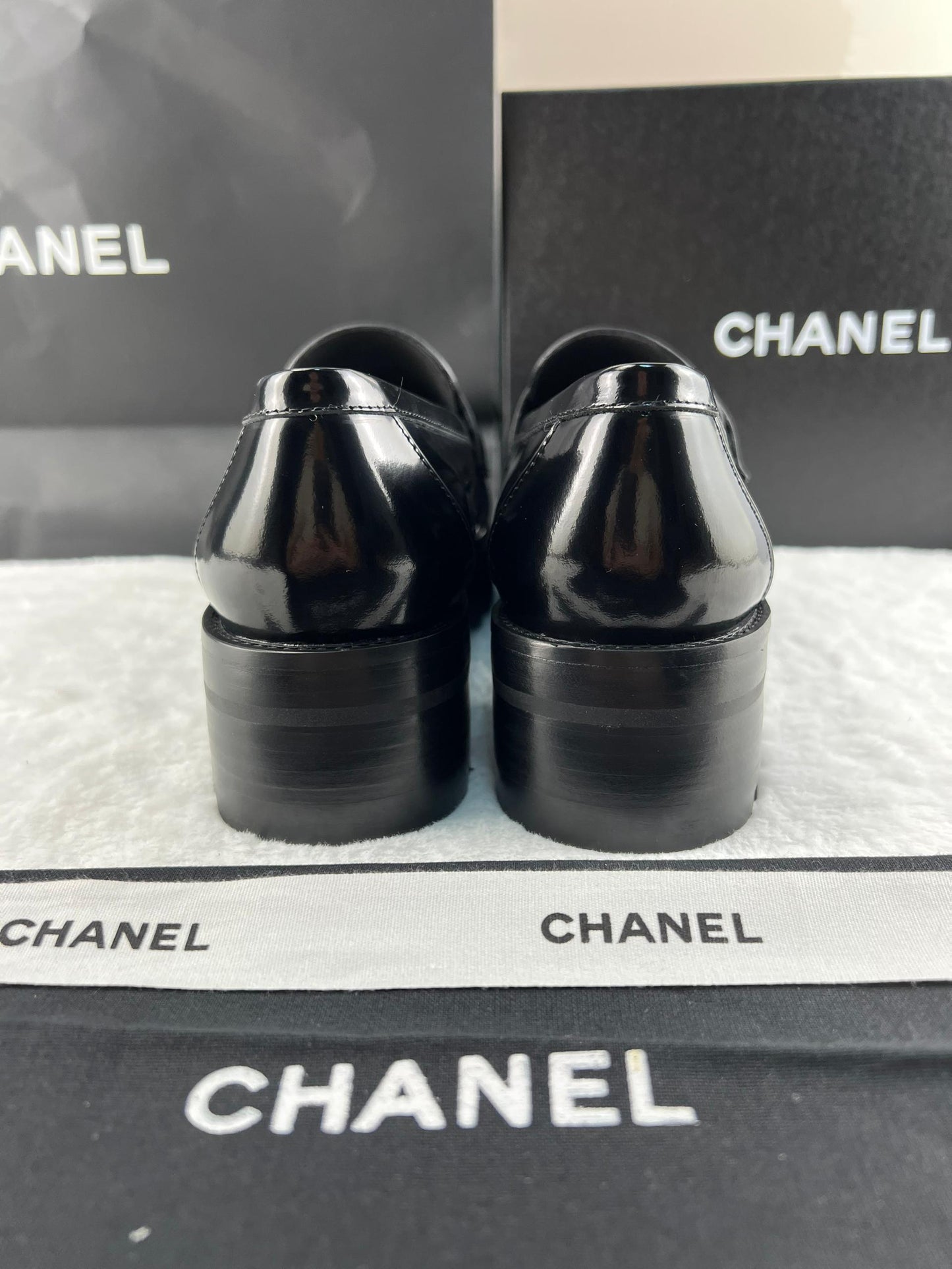 Chanel Parlak Dana Derisi CC Loafer Siyah