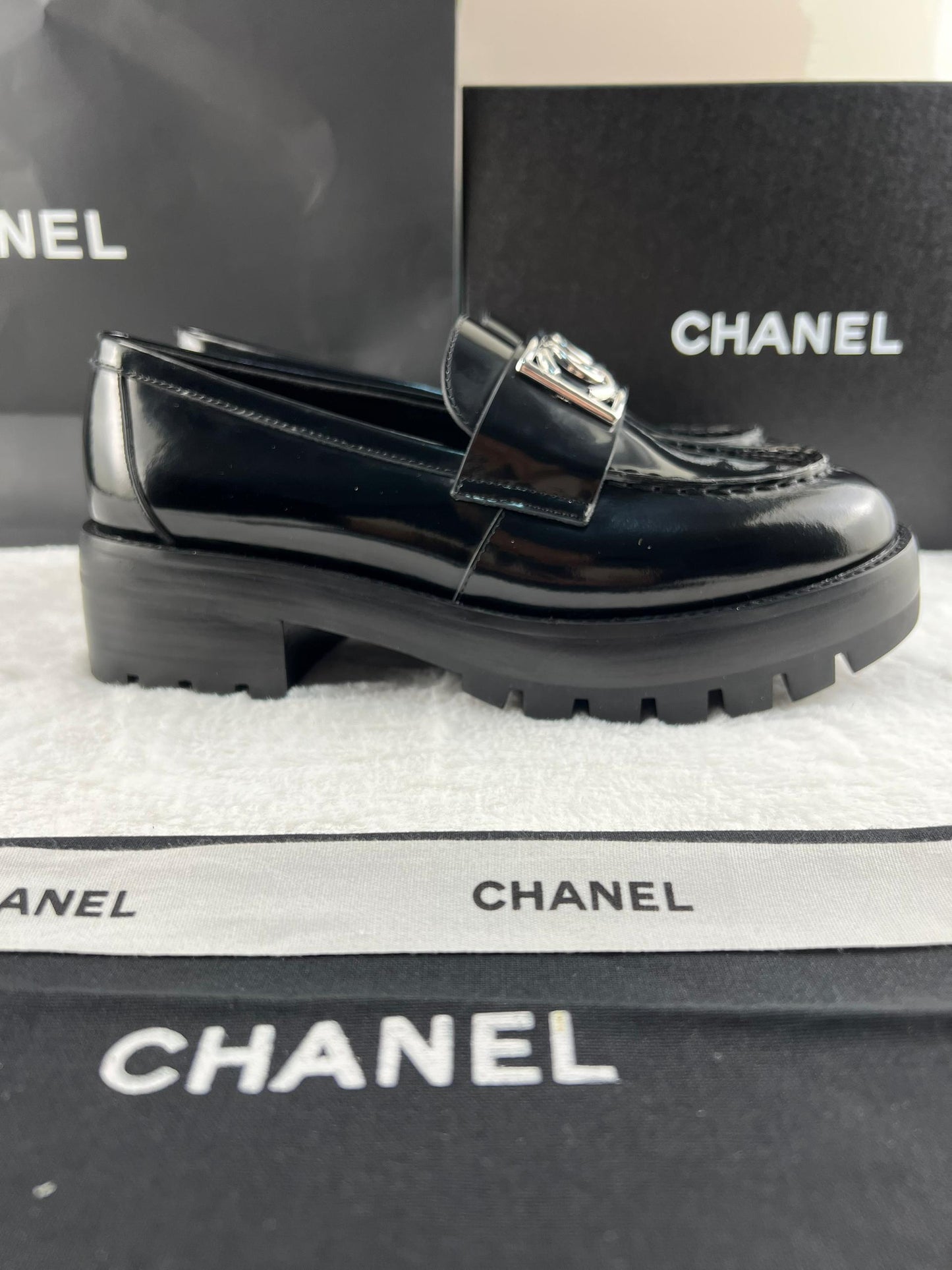 Chanel Parlak Dana Derisi CC Loafer Siyah