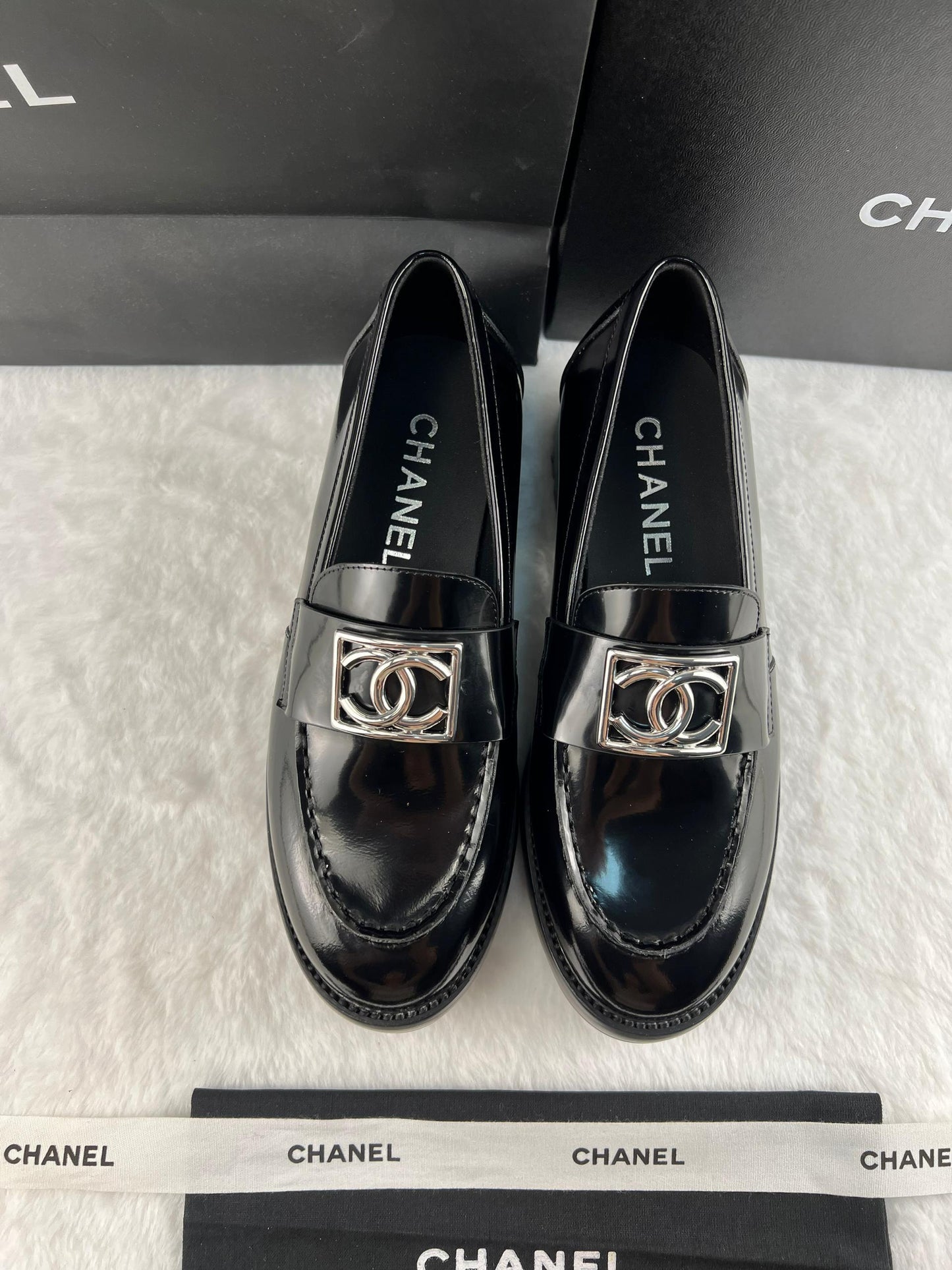 Chanel Parlak Dana Derisi CC Loafer Siyah