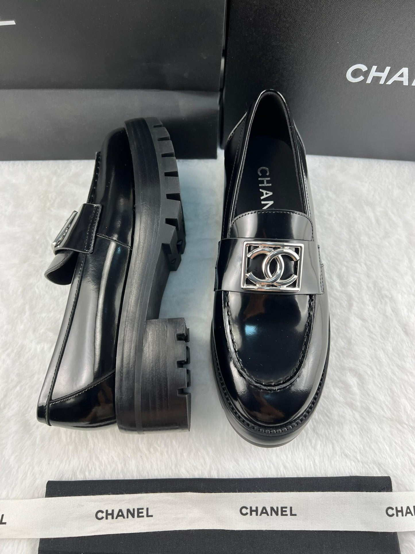 Chanel Parlak Dana Derisi CC Loafer Siyah