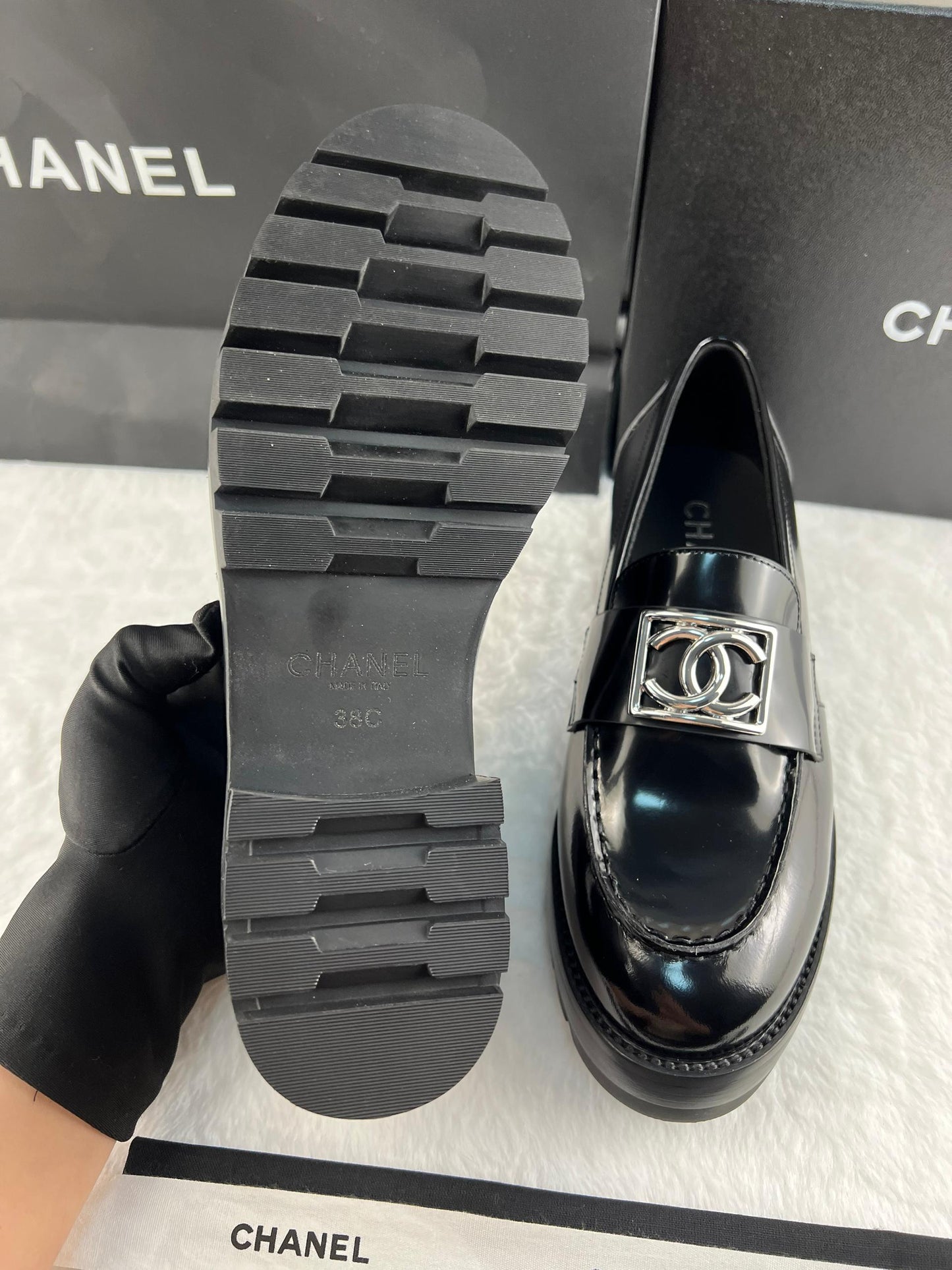 Chanel Parlak Dana Derisi CC Loafer Siyah