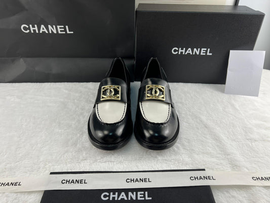 Chanel Parlak Dana Derisi CC Loafer Siyah & Beyaz