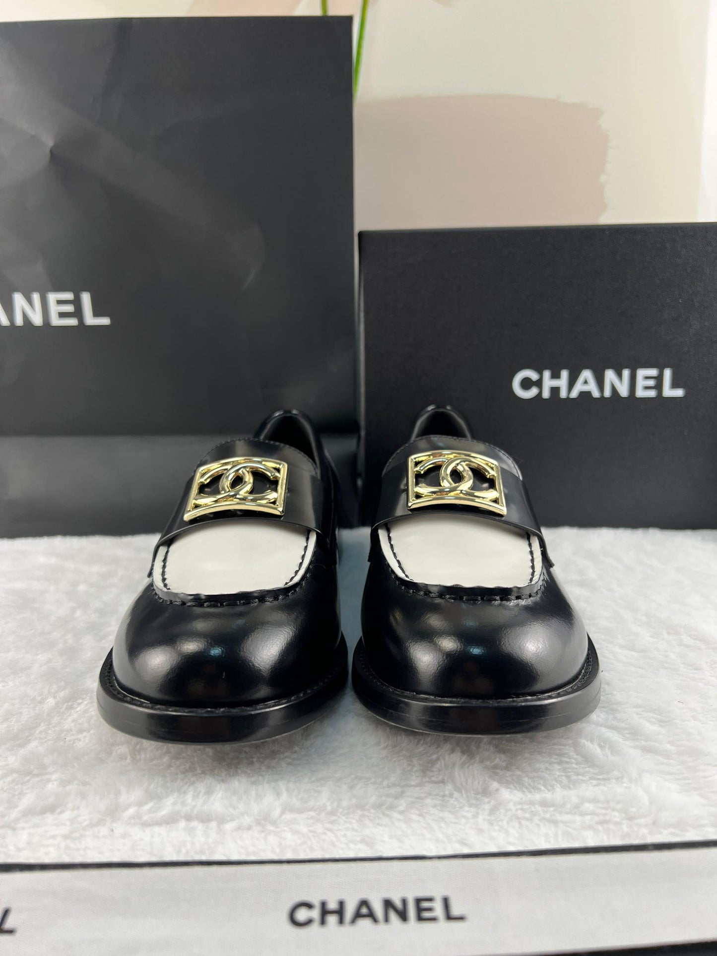 Chanel Parlak Dana Derisi CC Loafer Siyah & Beyaz