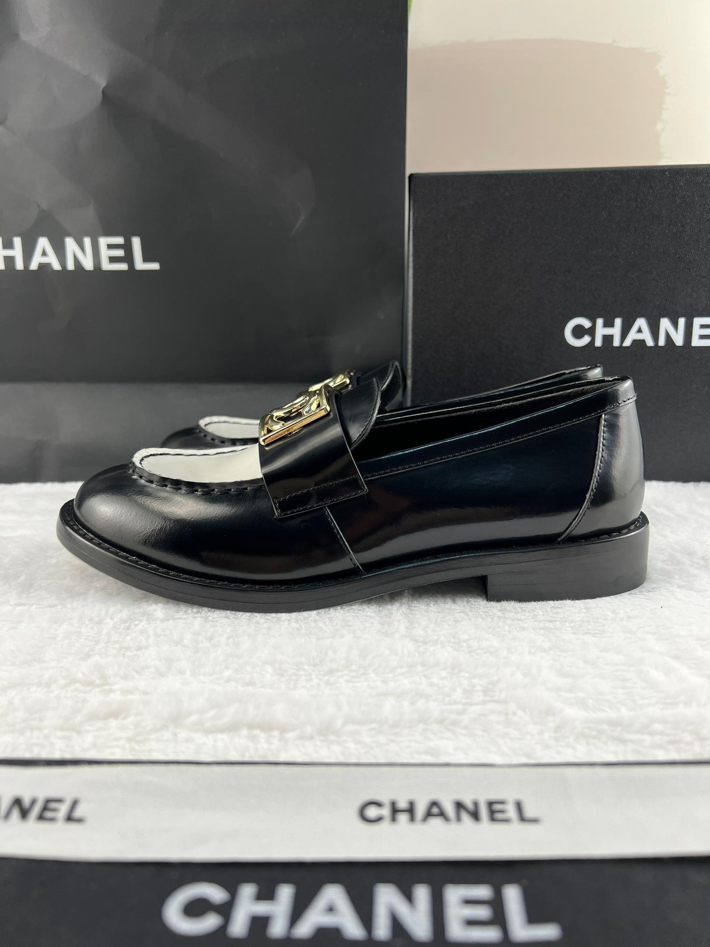 Chanel Parlak Dana Derisi CC Loafer Siyah & Beyaz