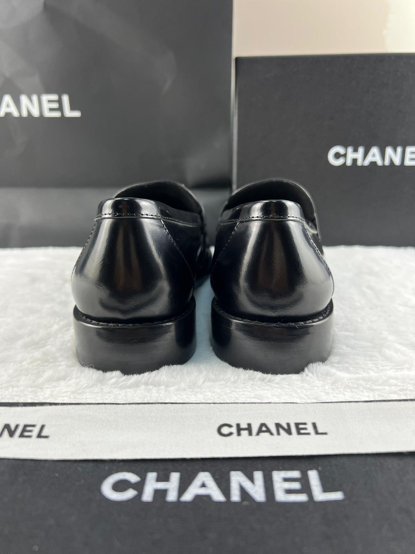 Chanel Parlak Dana Derisi CC Loafer Siyah & Beyaz