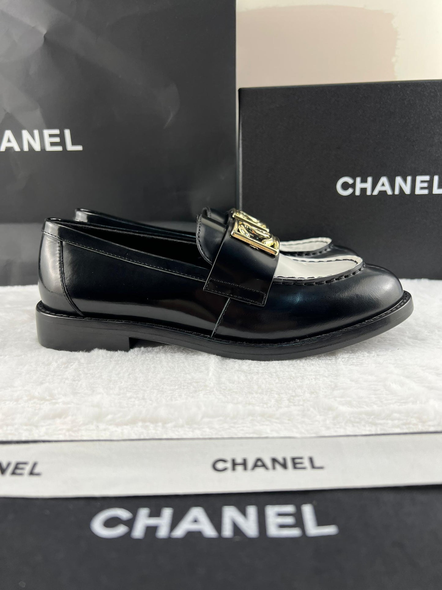 Chanel Parlak Dana Derisi CC Loafer Siyah & Beyaz