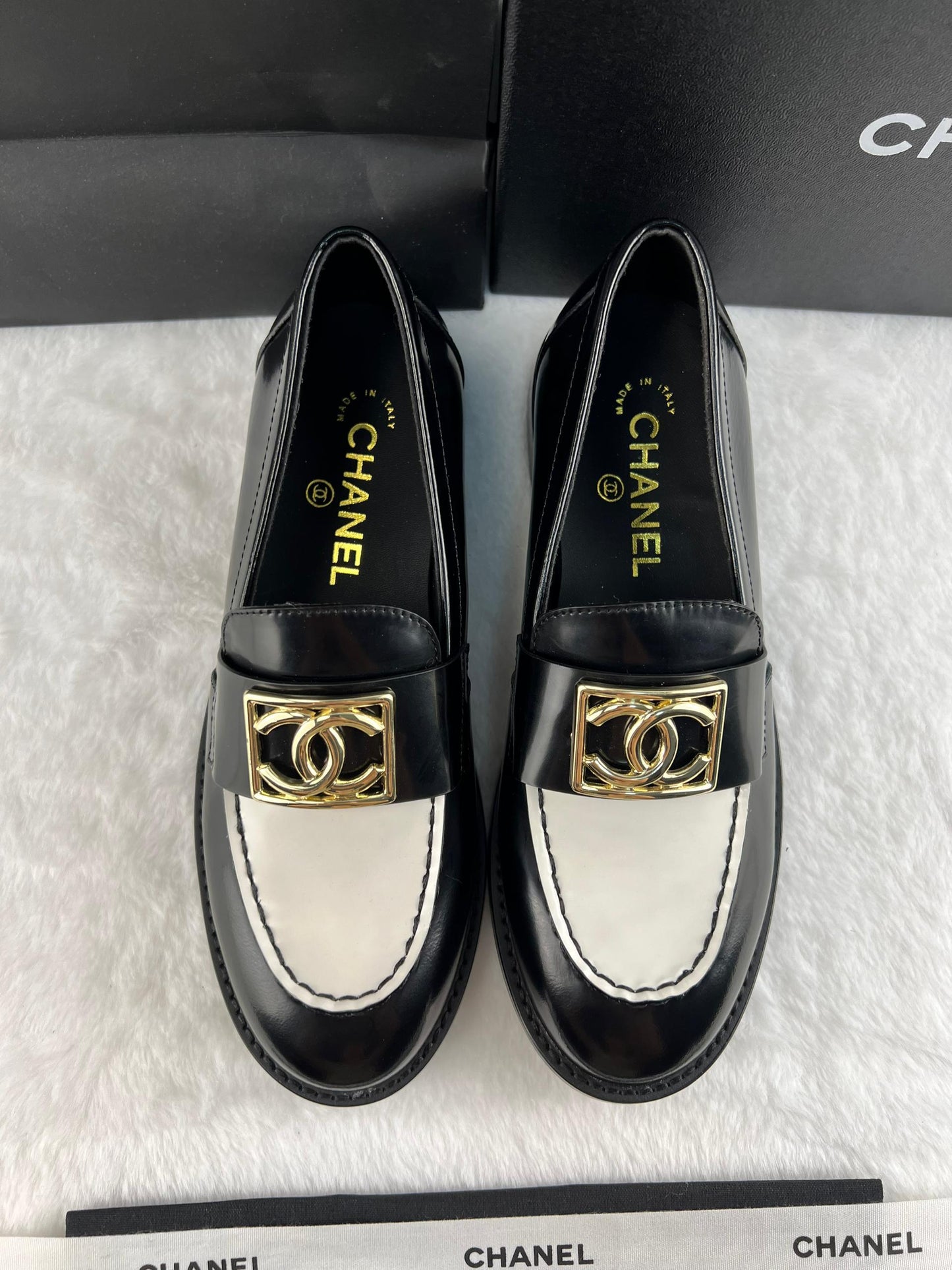 Chanel Parlak Dana Derisi CC Loafer Siyah & Beyaz