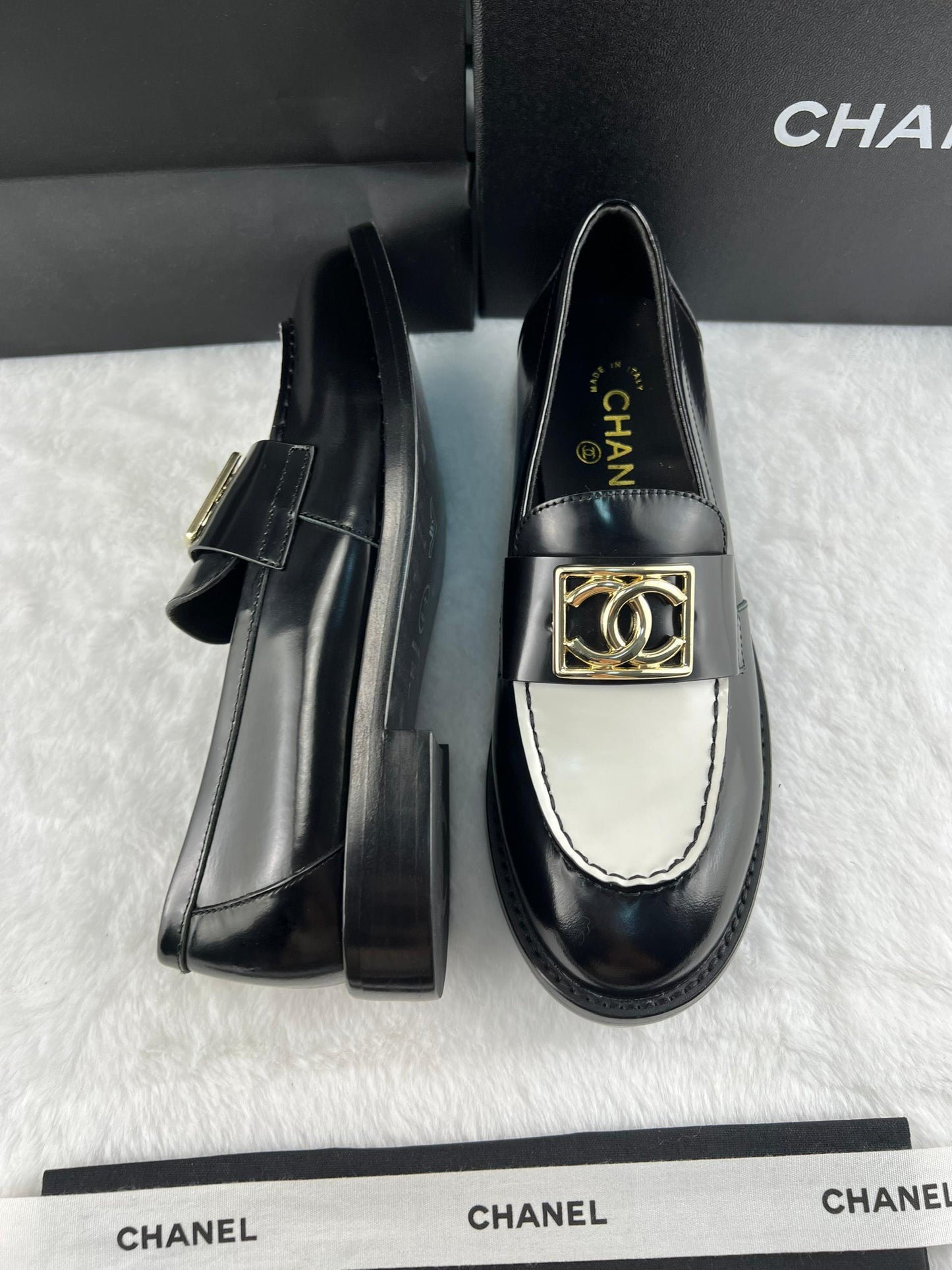 Chanel Parlak Dana Derisi CC Loafer Siyah & Beyaz