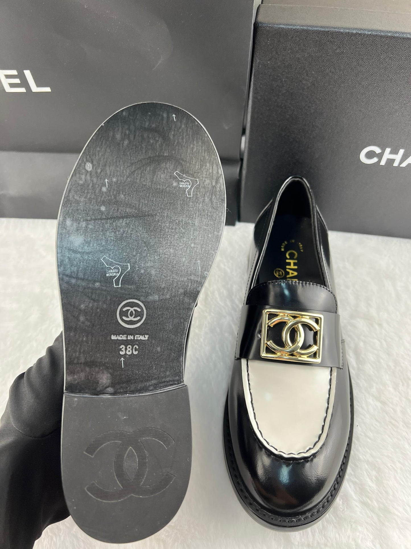 Chanel Parlak Dana Derisi CC Loafer Siyah & Beyaz