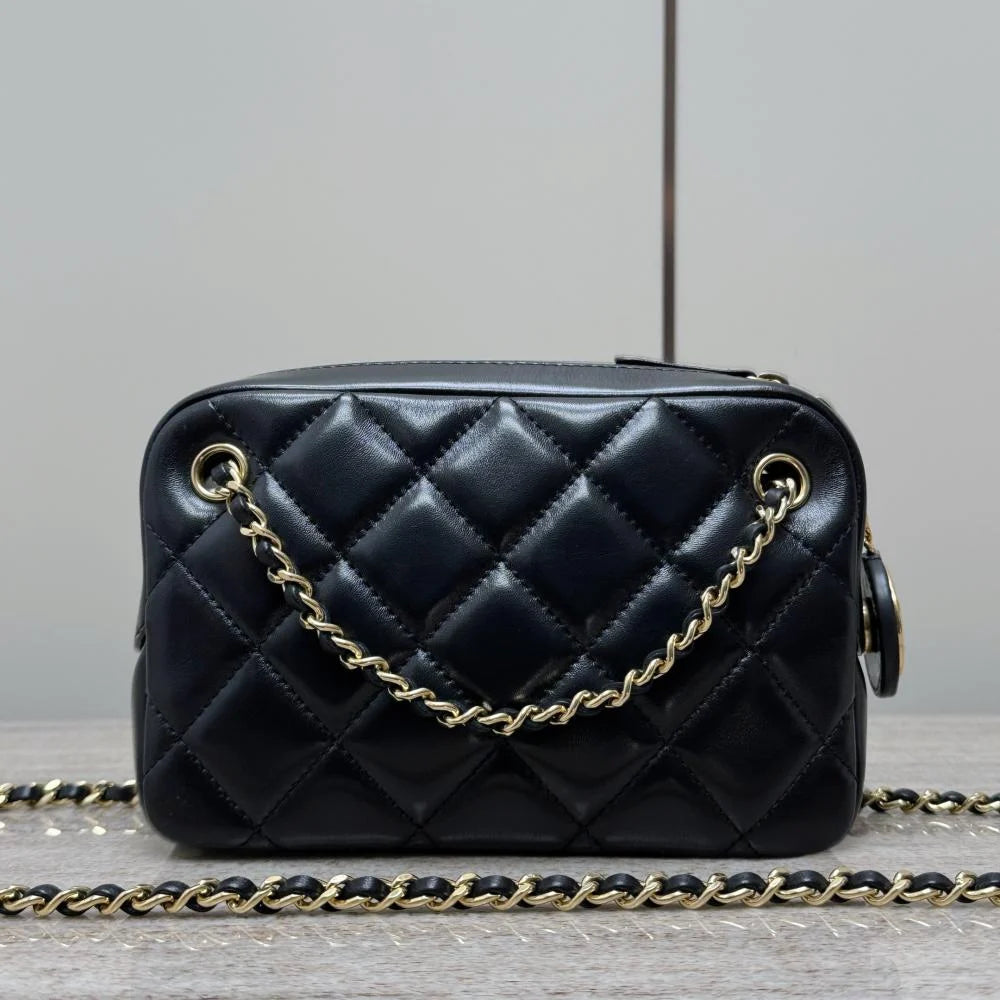 Chanel Parlak Kuzu Derisi Mini Kamera Kılıfı